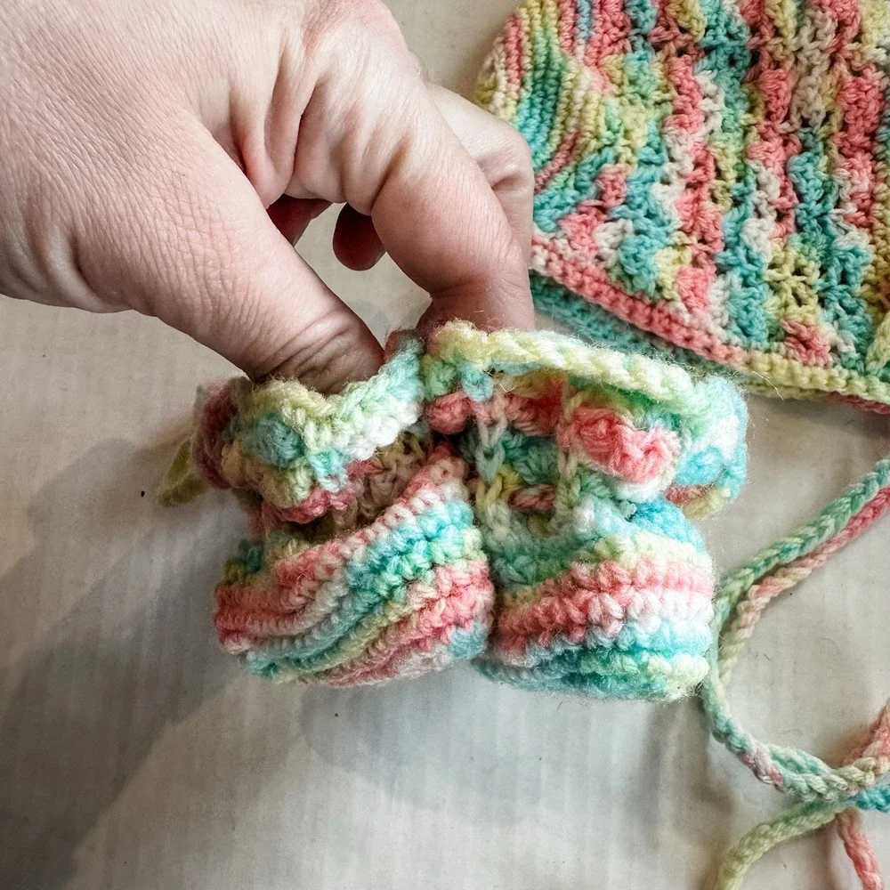 Vintage Crochet Rainbow‎ Bonnet & Booties 6-12 Mos - Picture 8 of 10